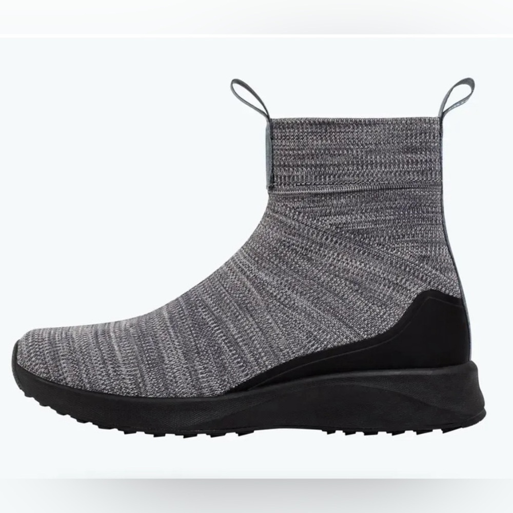 NATIVE Sz 9 Booties Nova Hydroknit Fabric Heather Grey Rubber Sole Pull On Boots